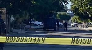 Polic&iacute;as estatales y militares resguardan domicilio en la colonia Miguel Hidalgo, Culiac&aacute;n