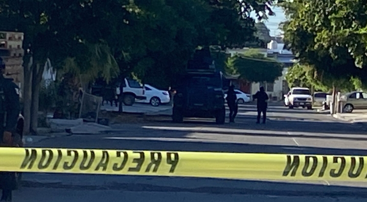 Polic&iacute;as estatales y militares resguardan domicilio en la colonia Miguel Hidalgo, Culiac&aacute;n