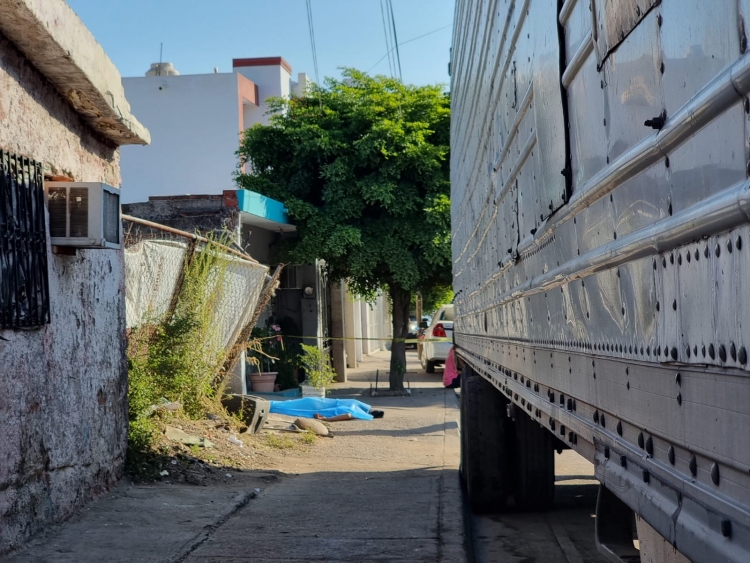 El cuerpo de Jes&uacute;s Leopoldo cay&oacute; sin vida sobre la banqueta, en Culiac&aacute;n
