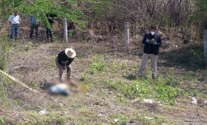 Hallan a un hombre ejecutado a orilla de carretera, en El Salado, Culiac&aacute;n