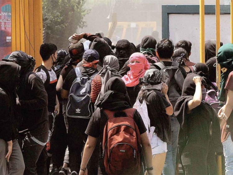 Encapuchados toman facultad de la UNAM y conflicto deja 14 heridos, seis fueron llevados a hospitalizar