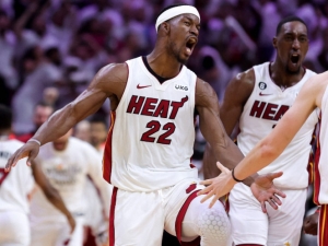 Jimmy Butler hace historia y deja al borde del abismo a Bucks