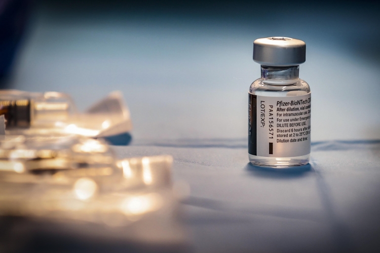 Vacuna de Pfizer es eficaz contra &Oacute;micron tras tres dosis: estudio