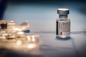 Vacuna de Pfizer es eficaz contra &Oacute;micron tras tres dosis: estudio