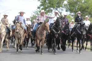 Encabeza Gobernador Rocha Moya Cabalgata de inicio de la Expo Feria Ganadera 2025, en Culiac&aacute;n