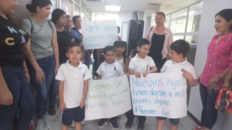 &ldquo;Queremos luz&rdquo;: madres y ni&ntilde;os se manifestaron en las oficinas de ISIFE