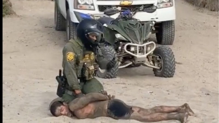 VIDEO | Captan pelea entre presunto &ldquo;pollero&rdquo; y agentes de la Patrulla Fronteriza en playas de Tijuana