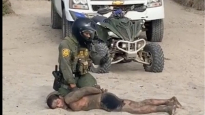VIDEO | Captan pelea entre presunto &ldquo;pollero&rdquo; y agentes de la Patrulla Fronteriza en playas de Tijuana