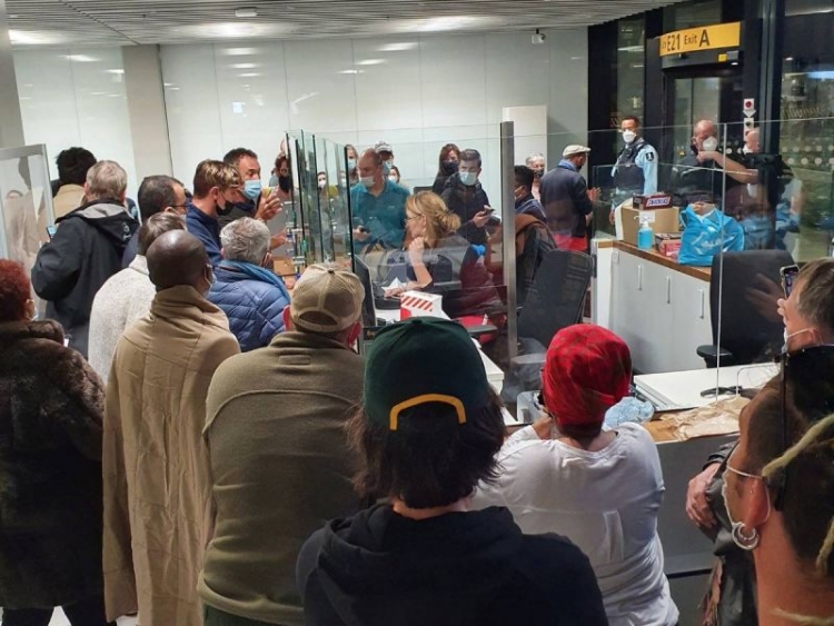 Holanda a&iacute;sla a 61 pasajeros que dieron positivo a covid en vuelo de Sud&aacute;frica