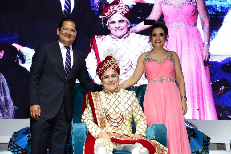 Coronan a Walter Gaxiola como Rey de la Alegr&iacute;a en Carnaval de Guam&uacute;chil