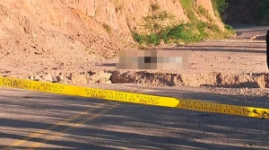 Hallan a 2 hombres asesinados a balazos sobre la carretera de Badiraguato