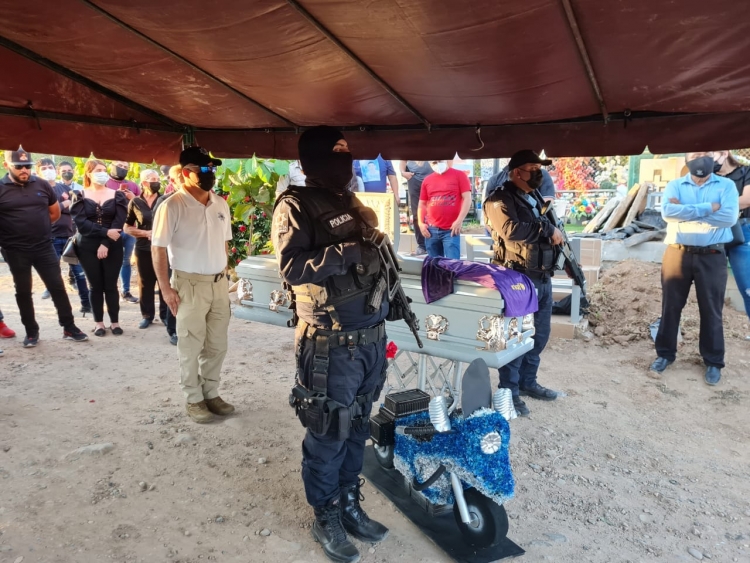 Con salvas despiden a Humberto, el polic&iacute;a asesinado durante un asalto, en Culiac&aacute;n