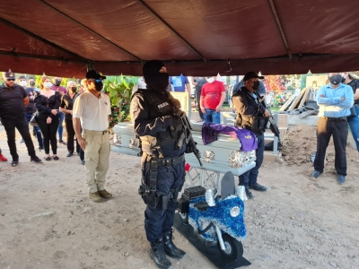 Con salvas despiden a Humberto, el polic&iacute;a asesinado durante un asalto, en Culiac&aacute;n