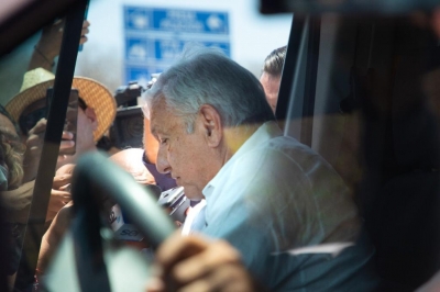 "No pasa nada, no pas&oacute; nada afortunadamente&rdquo;, dijo AMLO sobre retenci&oacute;n de caravana de comunicadores de la Presidencia