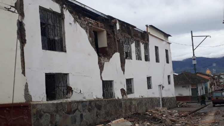 Ecuador: Sismo causa p&aacute;nico y destrucci&oacute;n de inmuebles