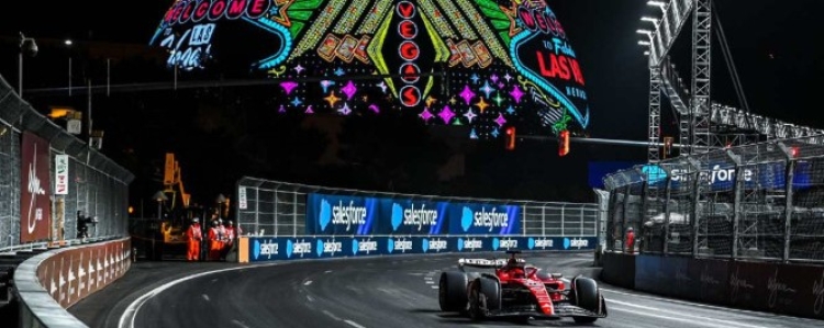 Por fin inicia ca&oacute;tico 2do ensayo del GP Las Vegas, dominado por Leclerc; Checo es cuarto