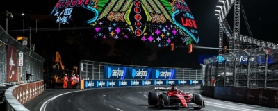 Por fin inicia ca&oacute;tico 2do ensayo del GP Las Vegas, dominado por Leclerc; Checo es cuarto