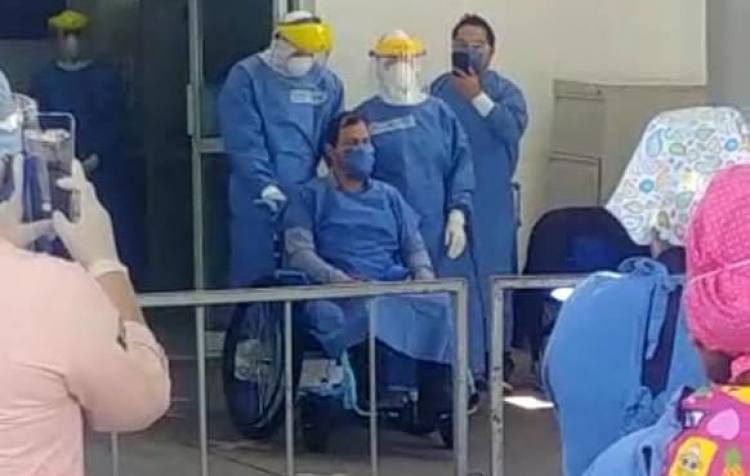 Francisco venci&oacute; al coronavirus y lo despiden con aplausos y sirenas en el Issste