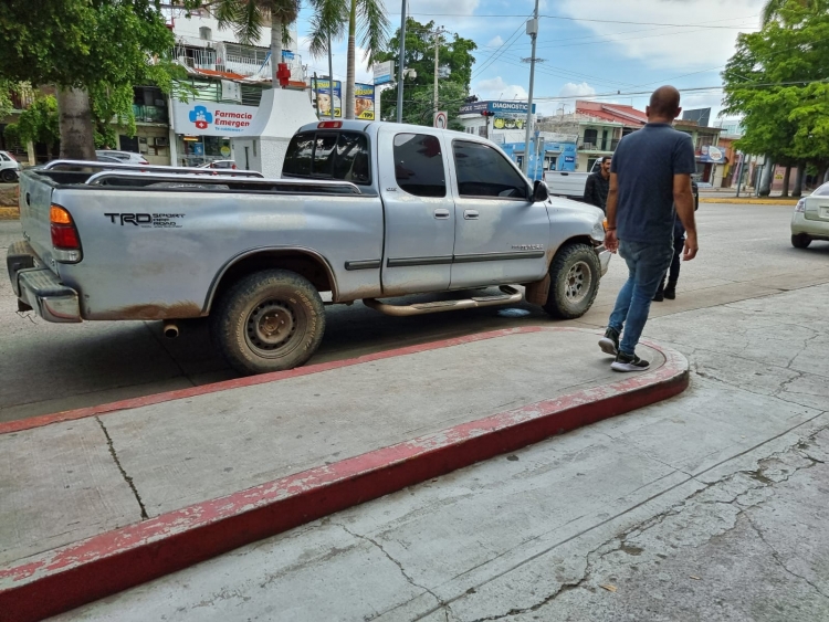 Un adolescente cae de veh&iacute;culo en movimiento y queda grave en hospital de Culiac&aacute;n