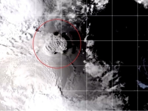 Volc&aacute;n en Tonga hace erupci&oacute;n; habitantes huyen al registrarse tsunami