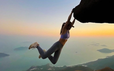 &iquest;Por una selfie? Muere influencer que cay&oacute; al vac&iacute;o mientras se tomaba una foto en un acantilado