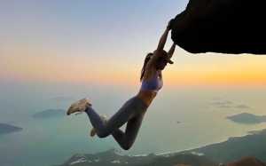 &iquest;Por una selfie? Muere influencer que cay&oacute; al vac&iacute;o mientras se tomaba una foto en un acantilado