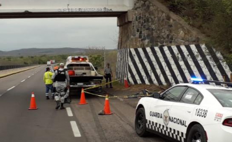 Ejecutan a tres j&oacute;venes y los tiran a lado de la autopista Mazatl&aacute;n-Culiac&aacute;n