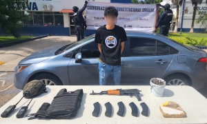 Distintas fuerzas especiales de Seguridad confiscan un veh&iacute;culo y detienen a un civil con arma larga, municiones y droga, en Culiac&aacute;n