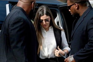 Jueza ordena que Emma Coronel siga detenida y advierte que enfrenta hasta cadena perpetua por narcotr&aacute;fico