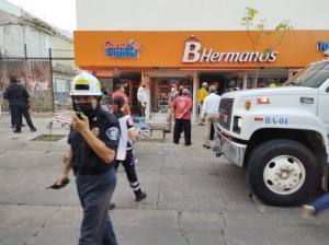 Colapsa el techo de Zapater&iacute;a en el centro de Culiac&aacute;n