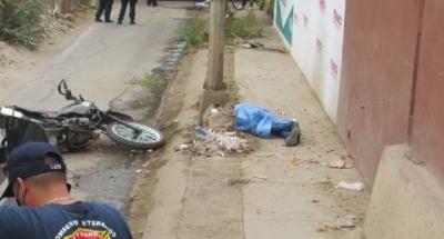 Motociclista esquiva un gallo y le cost&oacute; la vida, en Mazatl&aacute;n