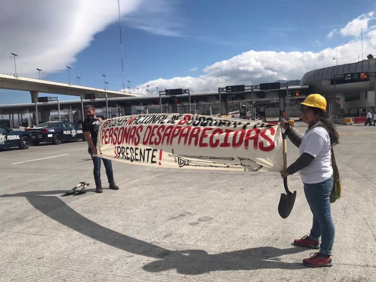 Familiares de desaparecidos toman caseta M&eacute;xico-Cuernavaca