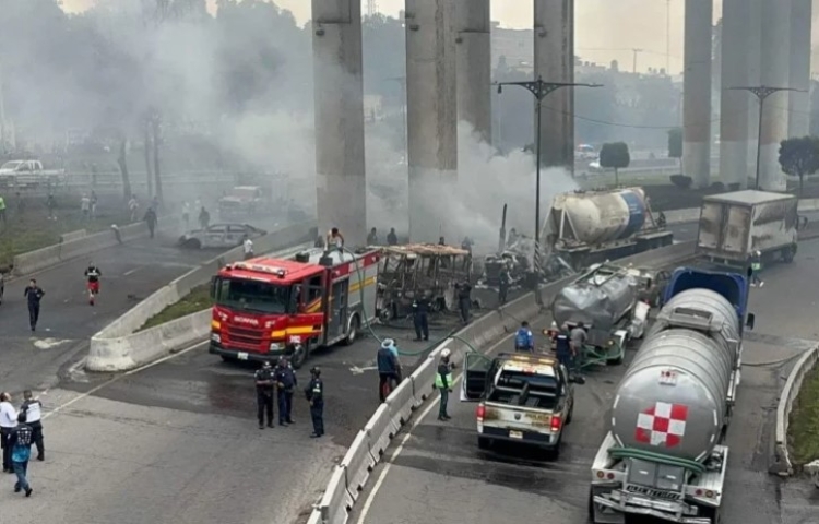 Sheinbaum pide revisar normas de transporte de materiales tras explosi&oacute;n de pipa en Iztapalapa