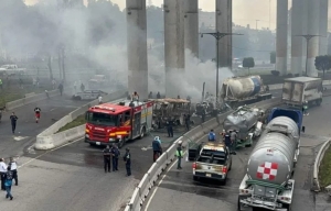 Sheinbaum pide revisar normas de transporte de materiales tras explosi&oacute;n de pipa en Iztapalapa