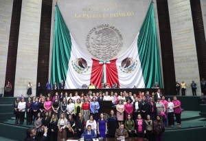 Mujeres militan m&aacute;s, pero figuran menos; PRD y PES, donde tienen mayor presencia