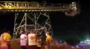 Fuerte operativo para rescatar a un joven desde la cima de una torre de la CFE