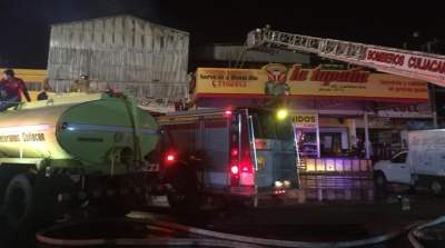 Fuerte incendio se registr&oacute; en una bodega y local del mercado de abastos en Culiac&aacute;n