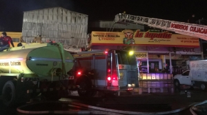 Fuerte incendio se registr&oacute; en una bodega y local del mercado de abastos en Culiac&aacute;n