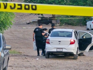 Gatilleros lo ejecutan a balazos mientras conduc&iacute;a un auto, en la Colonia Aquiles Serd&aacute;n, en Culiac&aacute;n