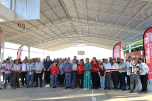 El alcalde Jorge Boj&oacute;rquez cumple compromiso con la comunidad de Bachoco al entregar techumbre met&aacute;lica