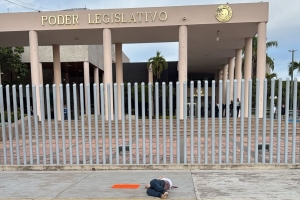 Amanece el Congreso del Estado con un asesinado justo en su entrada, sobre el Blvd. Pedro Infante