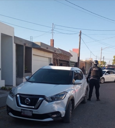 Presuntos asaltantes abandonan camioneta tras persecuci&oacute;n