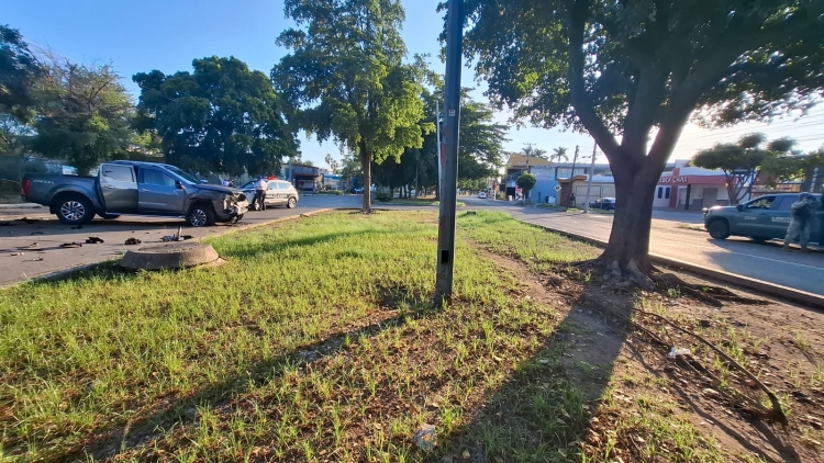 Choque deja da&ntilde;os materiales en la colonia Las Quintas en Culiac&aacute;n