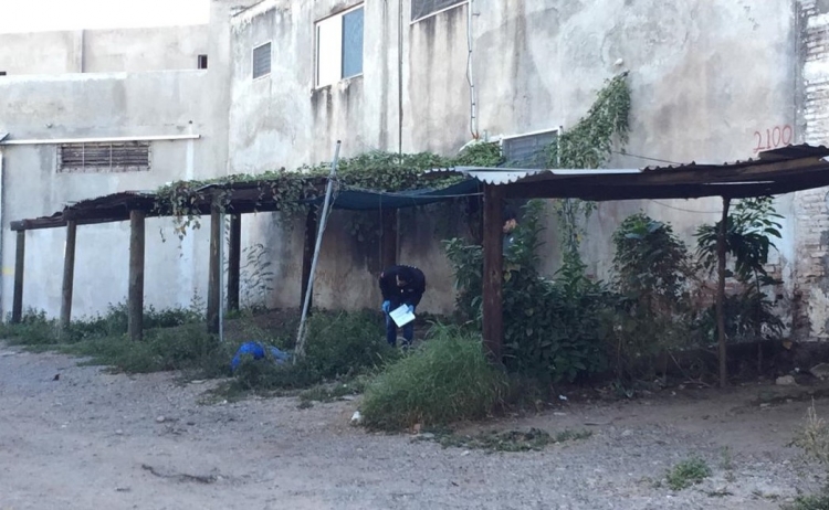 Encuentran a un hombre asesinado en una calle de la colonia El Vallado
