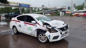 Chocan patrulla y taxi; resultan dos menores heridos, en Culiac&aacute;n