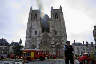 Se incendia catedral g&oacute;tica del siglo XVI en Francia, queda da&ntilde;ada
