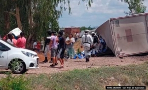 Tr&aacute;iler con doble remolque sufre volcadura en la salida norte de Mazatl&aacute;n