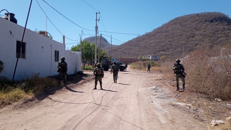 Soldados mantienen sitiado domicilio en la Ampliaci&oacute;n El Barrio, en Culiac&aacute;n