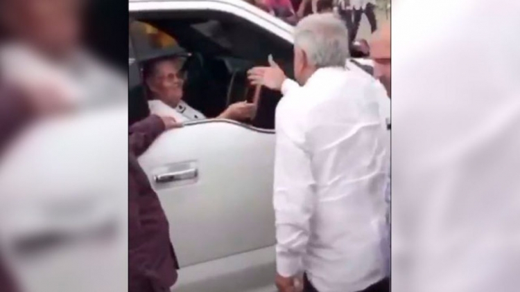 Respetuoso saludo de L&oacute;pez Obrador a mam&aacute; de El Chapo durante su visita a Badiraguato