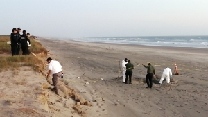 El cuerpo de una persona fue hallado enterrado junto a la playa El Vig&iacute;a